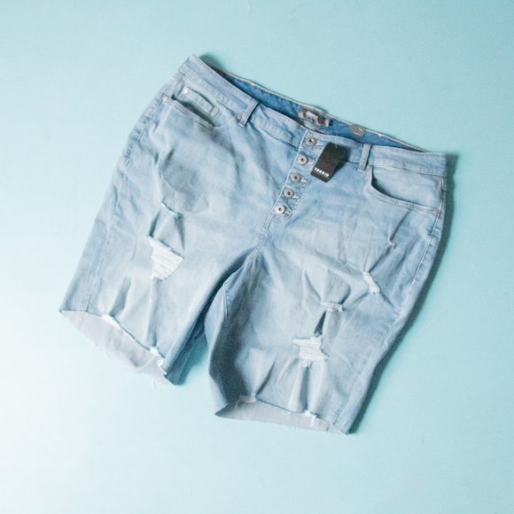 NEW Torrid Light Wash Distressed Raw Hem Button Fly Bermuda Jean Shorts Sz 24